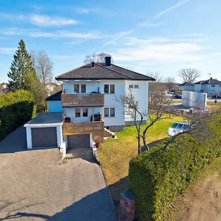 Leilighet I 1. Etasje Med Hage Og Sol Hele Dognet